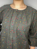 نمای جلو شومیز خالدار مینیمال با چینهای نرم روی سینه